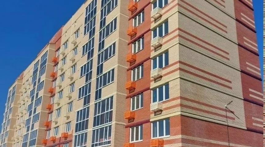 В Омске построили высотку между школой и детским садом В Омске построили высотку между школой и детским садом