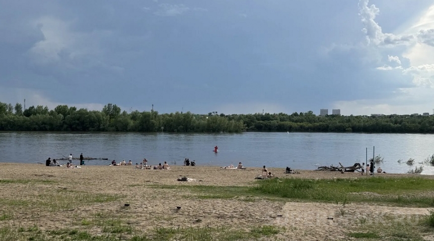 Общество Омичи уже открыли пляжный сезон у запретной реки