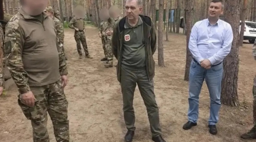 Власть Спикер областного парламента Александр Артемов посетил с рабочим визитом ЛНР