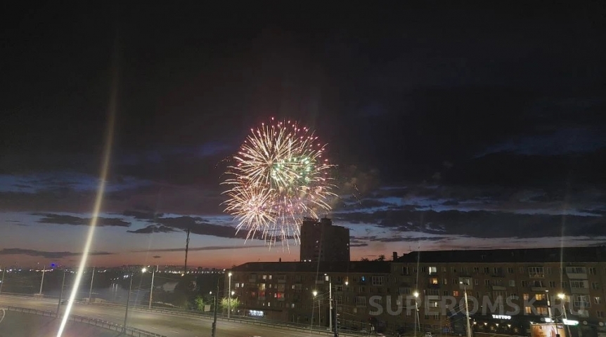 Появилось видео неожиданного громкого салюта 7 мая в центре Омска Появилось видео неожиданного громкого салюта 7 мая в центре Омска