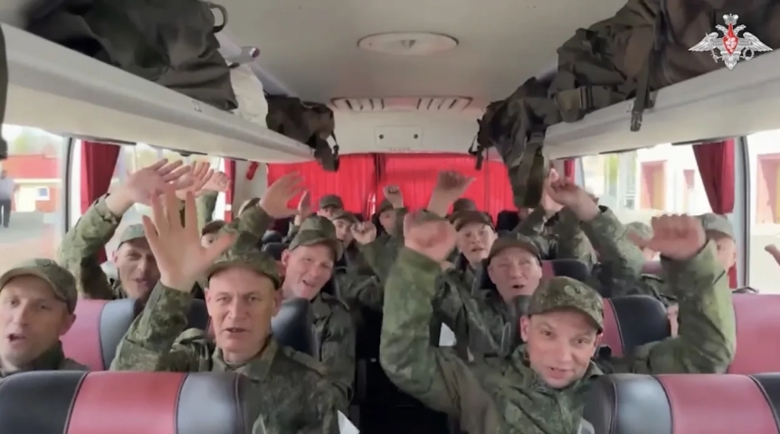 Минобороны показало кадры возвращения российских военнослужащих из плена ВСУ