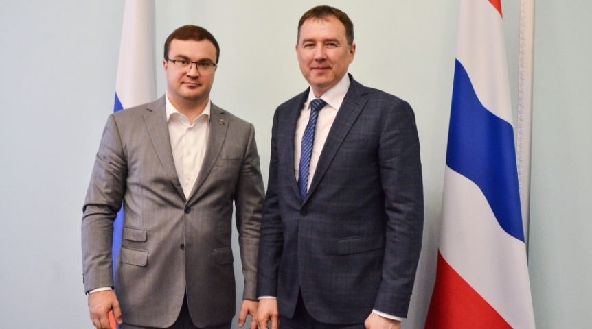 Хоценко встретился с новым гендиректором Омского НПЗ Кириллом Морозовым