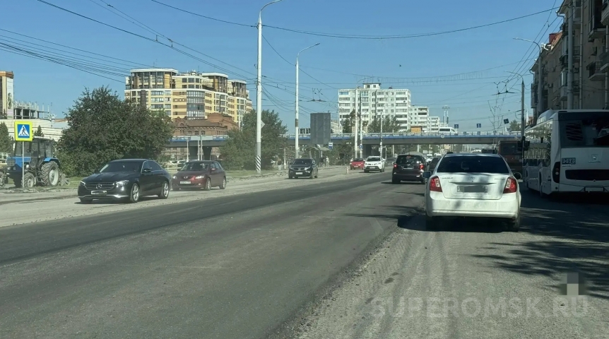 У метромоста в Омске начали укладывать асфальт У метромоста в Омске начали укладывать асфальт