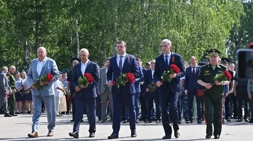 Омский губернатор Хоценко почтил память героев Великой Отечественной войны