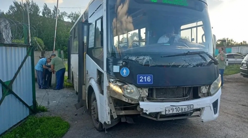 В Омске водитель автобуса потерял сознание за рулем и снес три машины