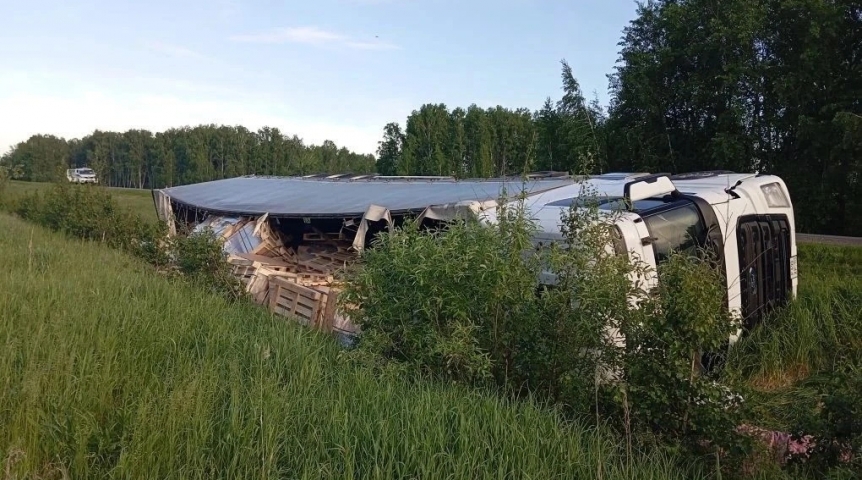 Кемеровский дальнобойщик взял дочь в дорогу и погиб под Омском Кемеровский дальнобойщик взял дочь в дорогу и погиб под Омском