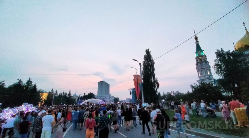 Власть Виталий Хоценко поздравил омичей с Днем семьи, любви и верности