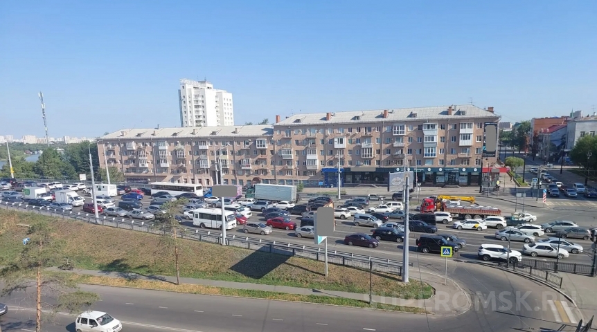 Ленинградский мост в Омске встал в огромную пробку после ДТП с переворотом