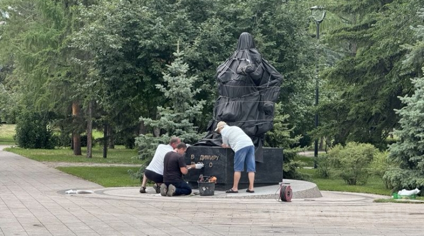 Памятник Высоцкому в Омске закрыли мешком
