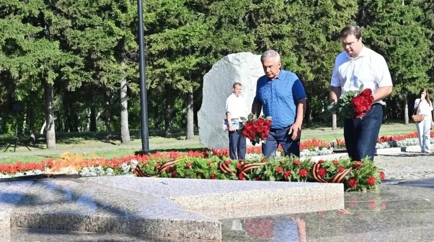 В Омск прибыл глава Республики Татарстан Рустам Минниханов В Омск прибыл глава Республики Татарстан Рустам Минниханов