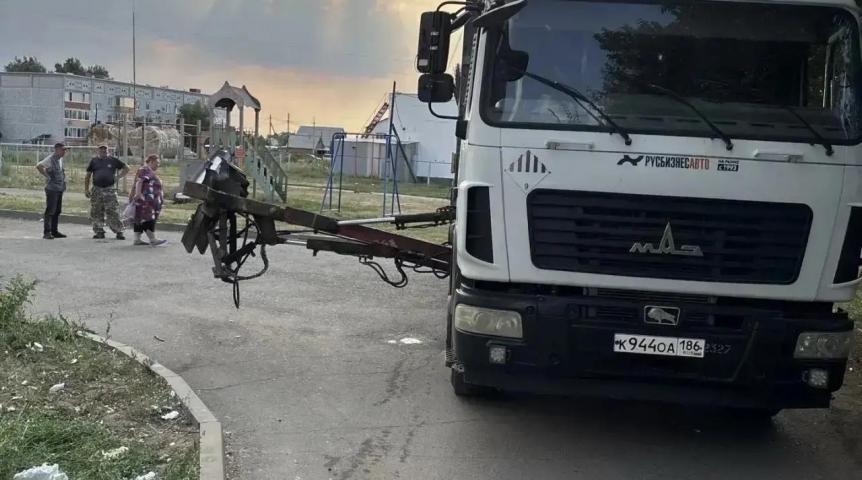 Омский мусоровоз случайно продырявил дом по заказу местной администрации Омский мусоровоз случайно продырявил дом по заказу местной администрации