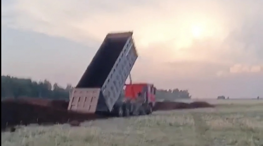 Омских сельчан начали обкладывать куриным пометом Омских сельчан начали обкладывать куриным пометом