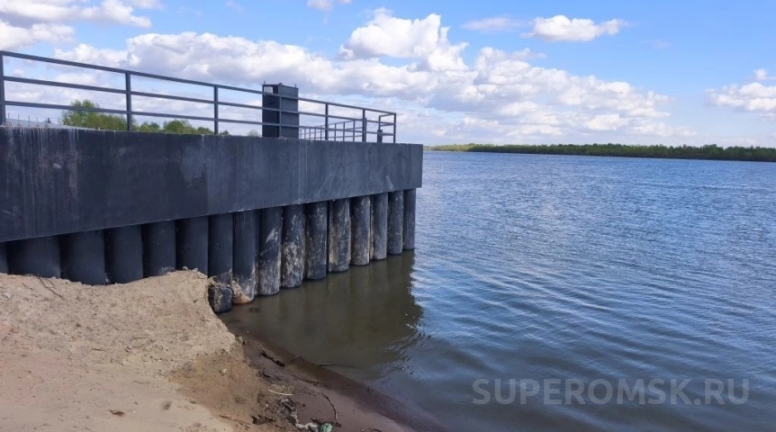 Промышленность На Иртыше в Омске возвели причальную стенку
