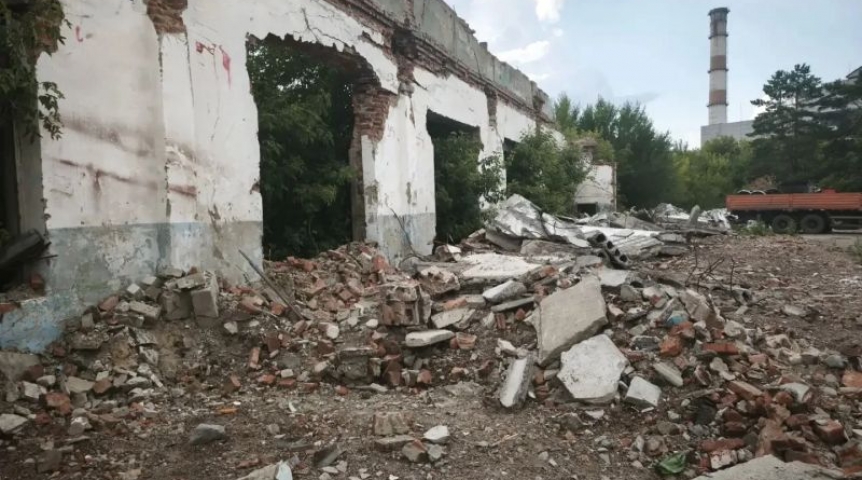 В Омске ребенок погиб из-за обрушения здания в промзоне ЛАО В Омске ребенок погиб из-за обрушения здания в промзоне ЛАО