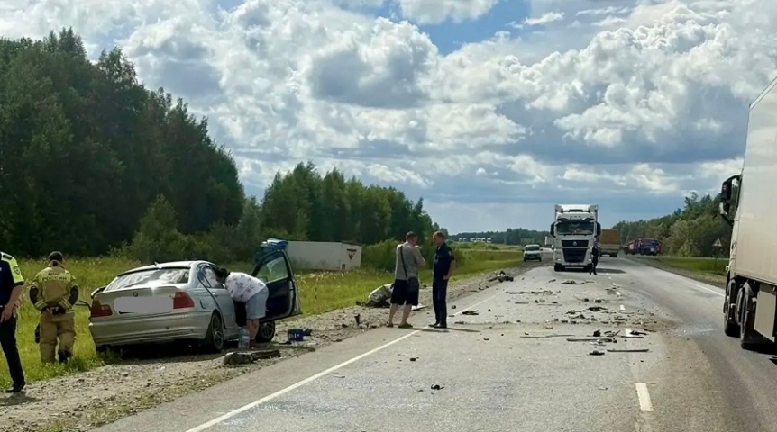 На трассе Омск – Новосибирск водитель BMW насмерть разбился об фуру На трассе Омск – Новосибирск водитель BMW насмерть разбился об фуру