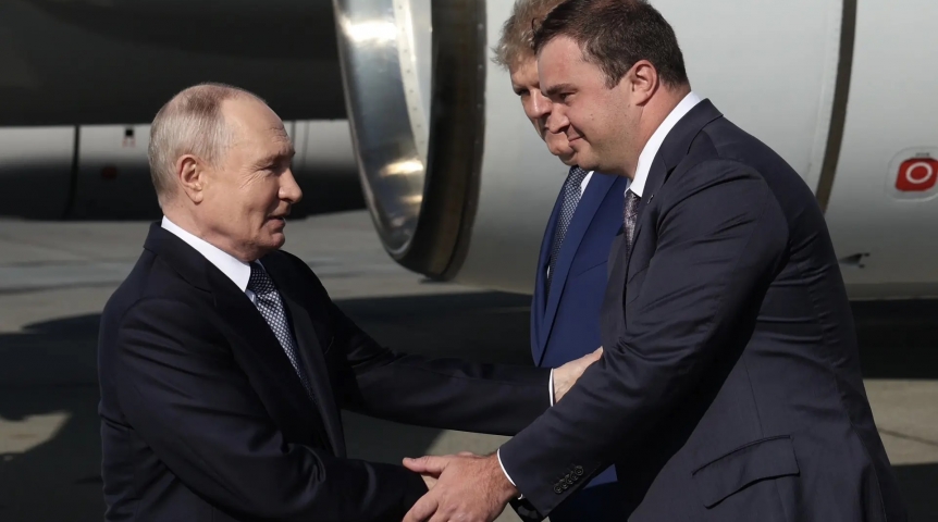 Виталий Хоценко встретил в аэропорту Омска президента России Владимира Путина Виталий Хоценко встретил в аэропорту Омска президента России Владимира Путина
