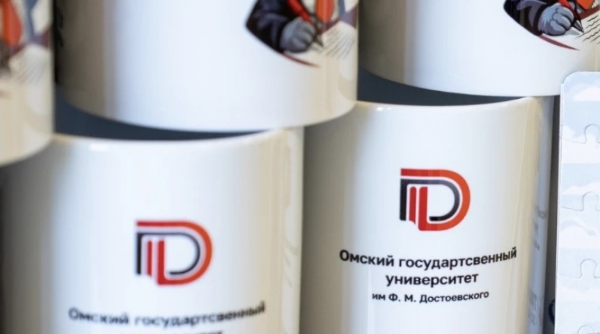 Общество Кружки тотального диктанта в Омске стали коллекционными из-за опечатки