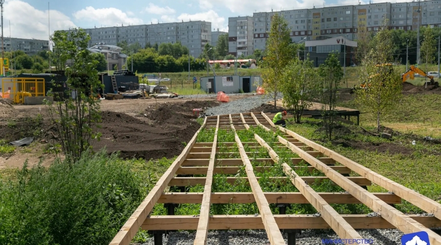 В Омске делают новый сквер с деревянным тротуаром у газовой котельной В Омске делают новый сквер с деревянным тротуаром у газовой котельной