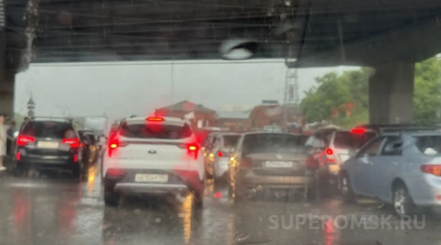Общество В Омске водители устроили затор под мостом, спасаясь от града