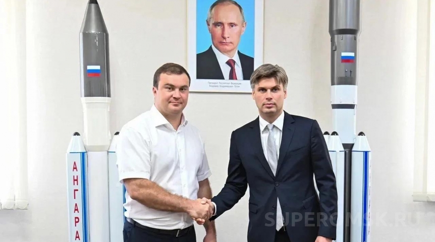 Власть Омский губернатор Хоценко и руководитель Роскосмоса Баканов наградили сотрудников ПО «Полет»