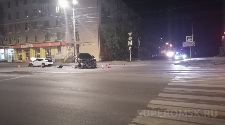 В центре Омска вдребезги разбились две легковушки на проспекте Маркса В центре Омска вдребезги разбились две легковушки на проспекте Маркса