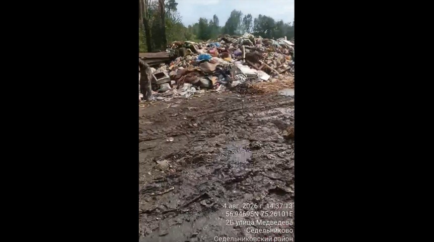 Общество Водитель мусоровоза пожаловался на забитую до краев свалку омского севера