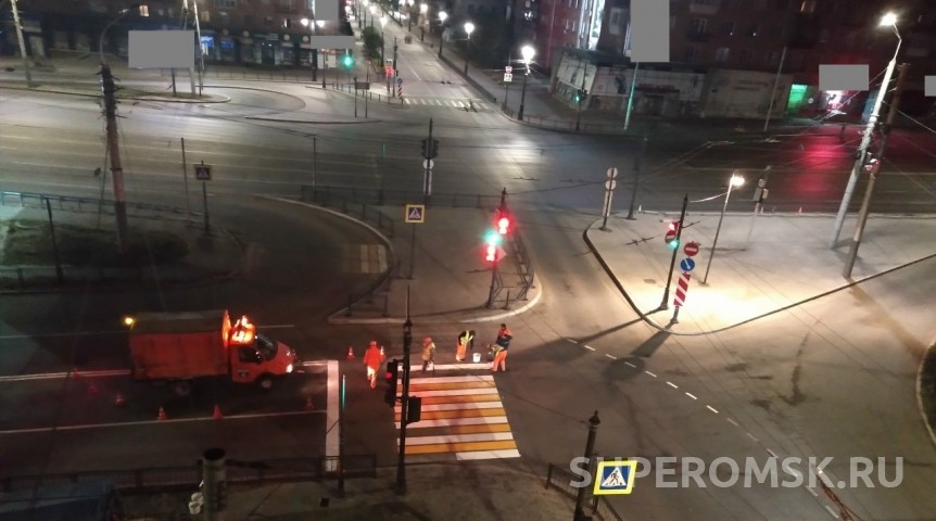 Город В Омске активно обновляют разметку: публикуем улицы