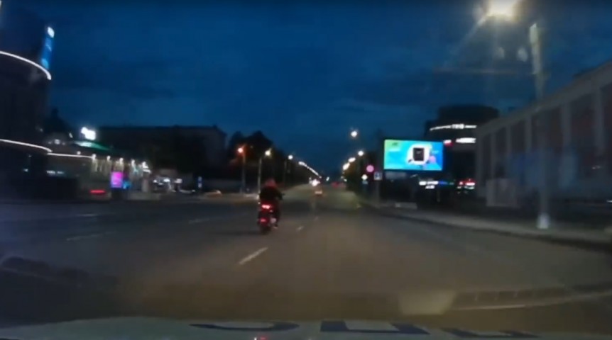 В Омске поймали пьяного байкера на День города: смотрим видео В Омске поймали пьяного байкера на День города: смотрим видео