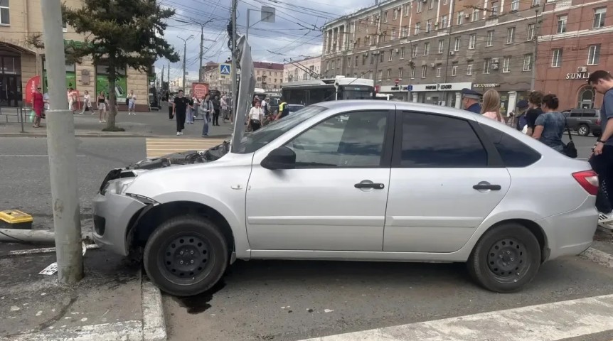 На протаранившего толпу пешеходов омского водителя завели дело На протаранившего толпу пешеходов омского водителя завели дело