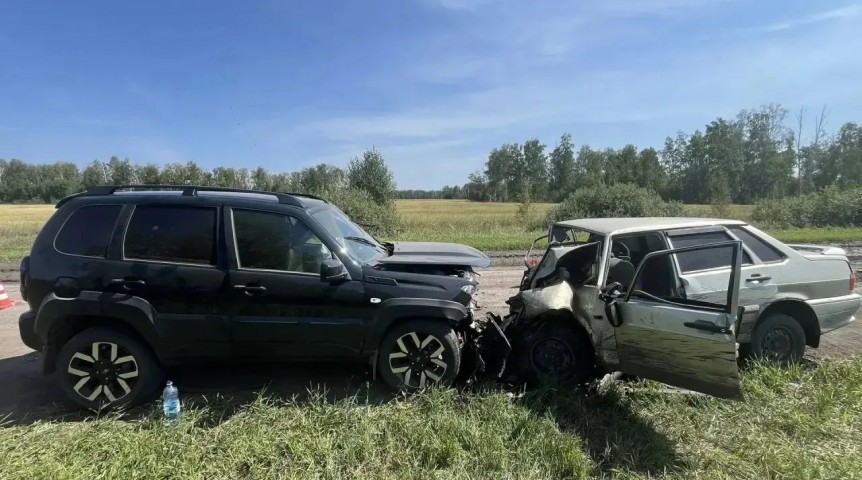 Появились кадры мощного смертельного лобового столкновения под Омском Появились кадры мощного смертельного лобового столкновения под Омском