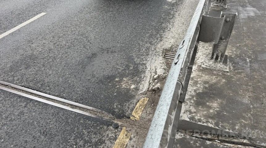 На Ленинградском мосту в Омске после жары поплыл асфальт На Ленинградском мосту в Омске после жары поплыл асфальт