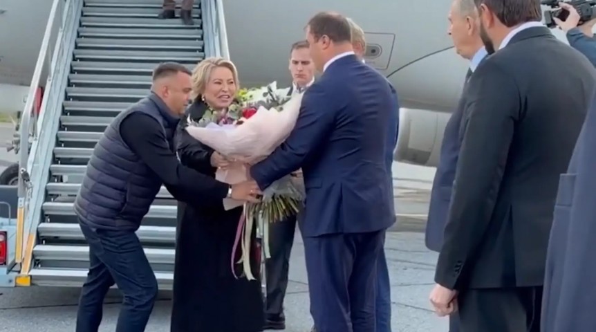 Власть Хоценко встретил Матвиенко в Омске с шикарным букетом