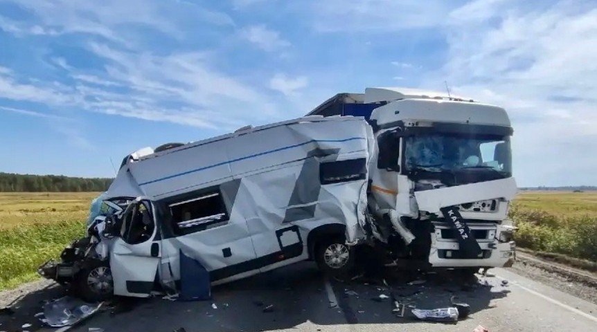 Полный туристов автобус попал в массовое ДТП с грузовиками под Омском Полный туристов автобус попал в массовое ДТП с грузовиками под Омском