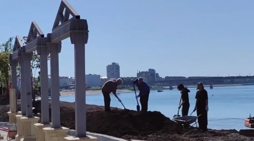 Общество В Омской крепости строят качели в виде крепостных ворот