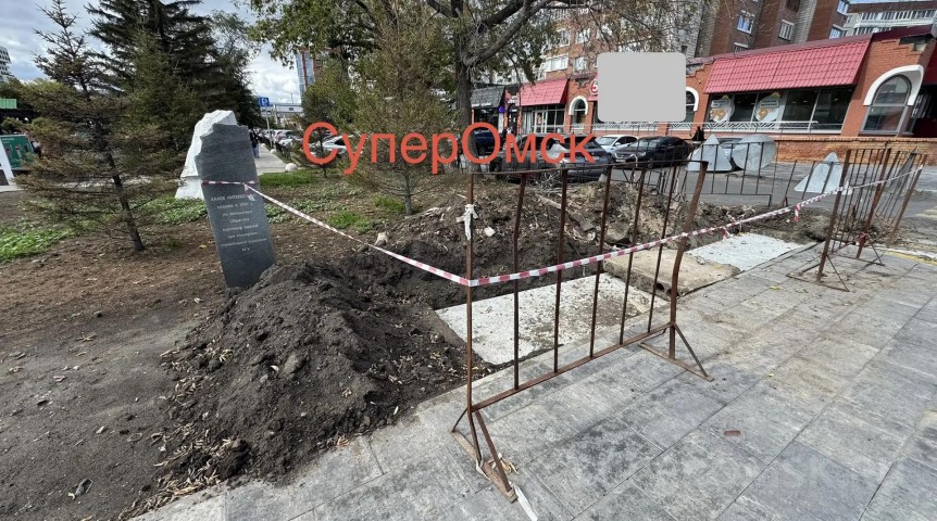 Общество Памятник омским литераторам бросили на ремонт теплосетей