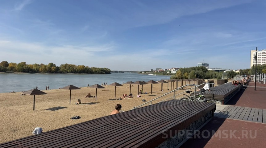 В Омске из-за аномальной осени продолжается пляжный сезон