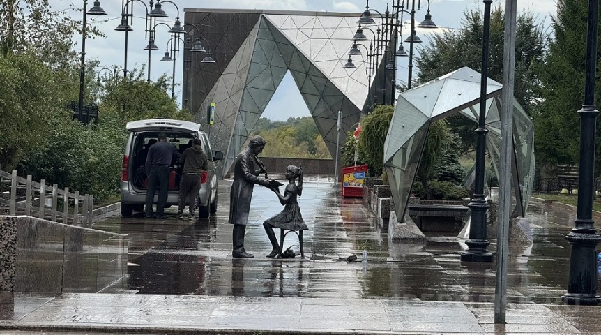 Новости культуры На Валиханова в центре Омска установили новую бронзовую скульптуру
