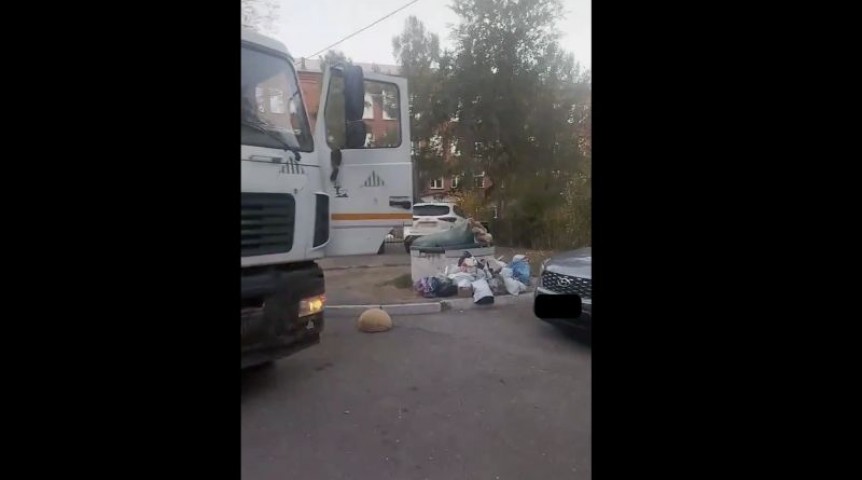 Общество Омичи блокируют переполненные баки от мусоровозов