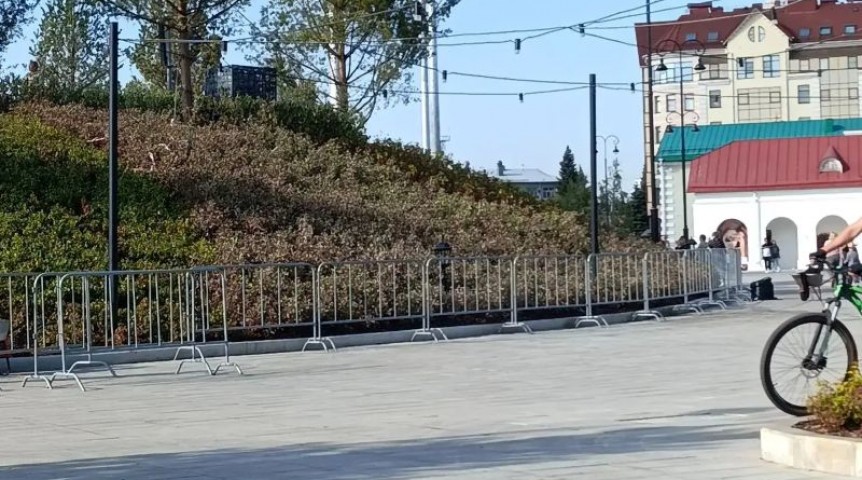 Свежие клумбы в Омской крепости экстренно закрывают забором Свежие клумбы в Омской крепости экстренно закрывают забором