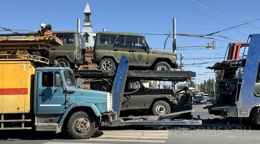 Упавший с автовоза УАЗ парализовал движение в Омске