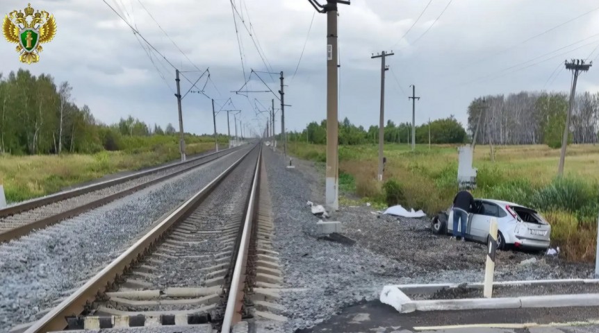 В Омской области грузовой поезд столкнулся с автомобилем В Омской области грузовой поезд столкнулся с автомобилем