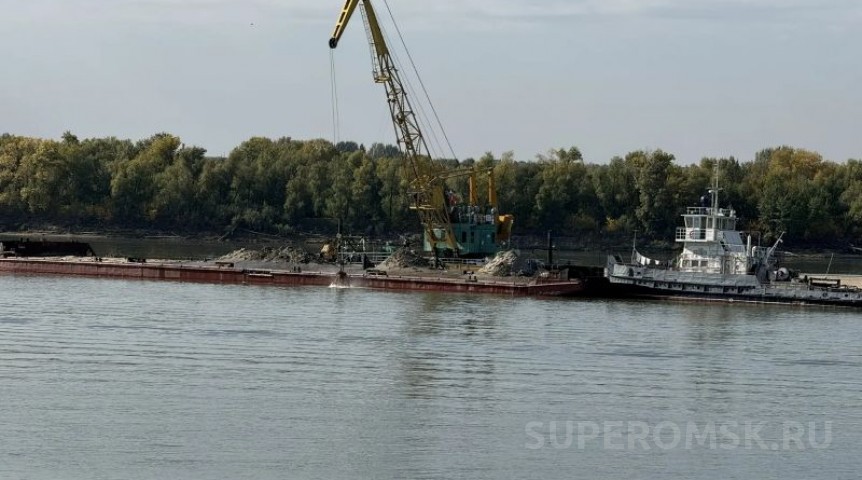 В Омске срочно пробивают судоходное русло Иртыша В Омске срочно пробивают судоходное русло Иртыша