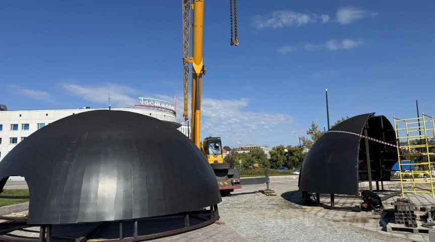 Общество В Омске начали монтировать шар «Держава» на площади Бухгольца: фото
