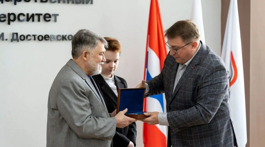 Почетному гражданину Омской области вручили награду Минобрнауки РФ Почетному гражданину Омской области вручили награду Минобрнауки РФ