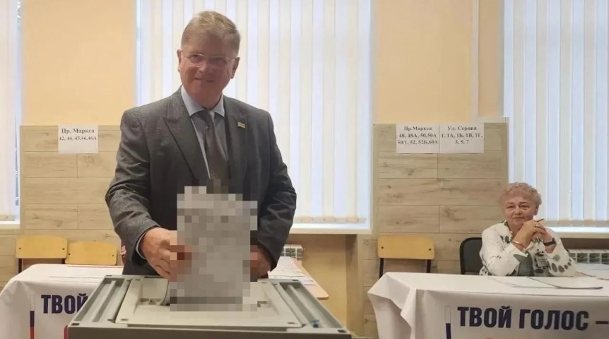 Общество Председатель Омского горсовета Корбут проголосовал среди первых
