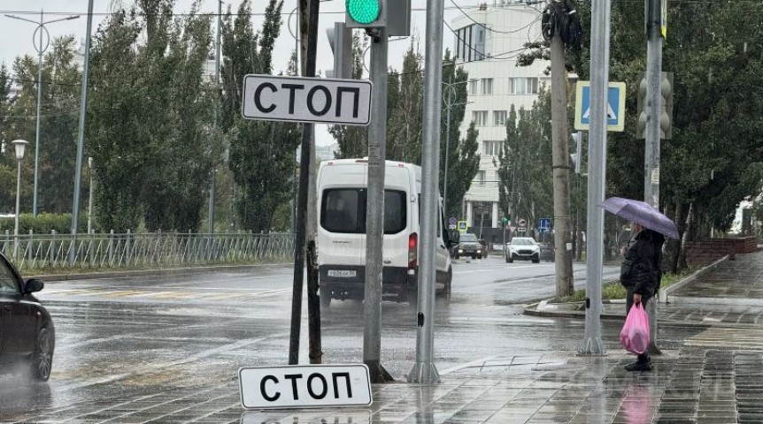 Город В Омске знак «Стоп» заменили на «Стоп»