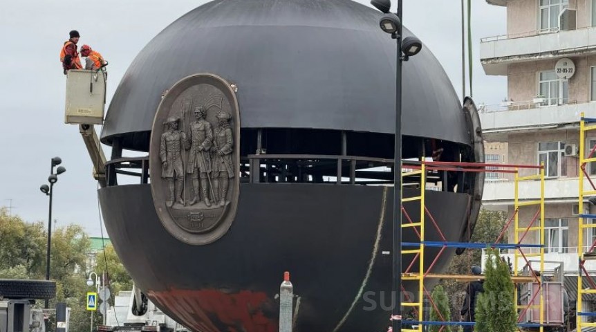 Город В центре Омска завершают монтаж нового шара «Держава»