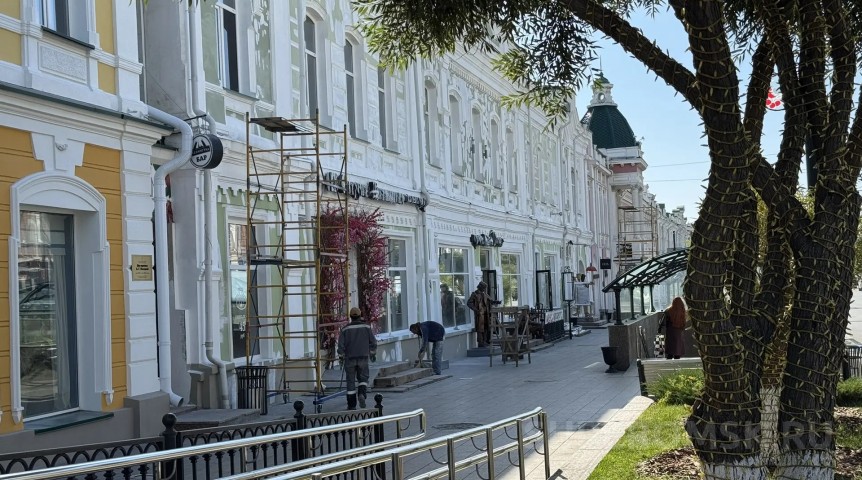 Новости недвижимости В здании с закрывшимся мидийным рестораном в центре Омска начался ремонт