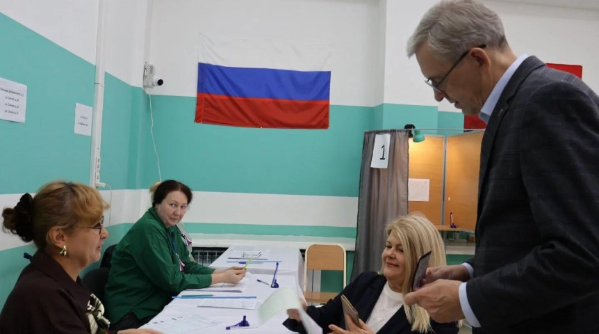 Спикер омского ЗС Артемов проголосовал с женой и поделился воспоминанием Спикер омского ЗС Артемов проголосовал с женой и поделился воспоминанием