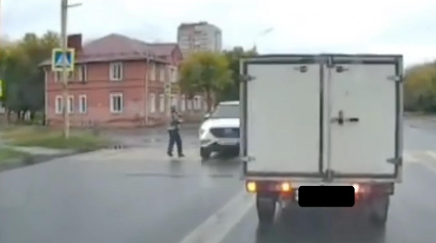 Общество В Омске молодой хоккеист попался на нарушении ПДД